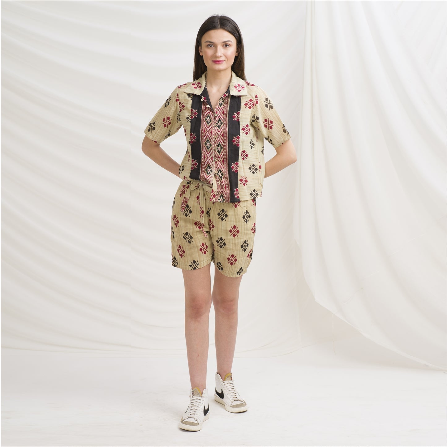 Комплект из рубашки и шорт в винтажном стиле Sanskriti из чистого хлопка бежевого цвета с геометрическим узором