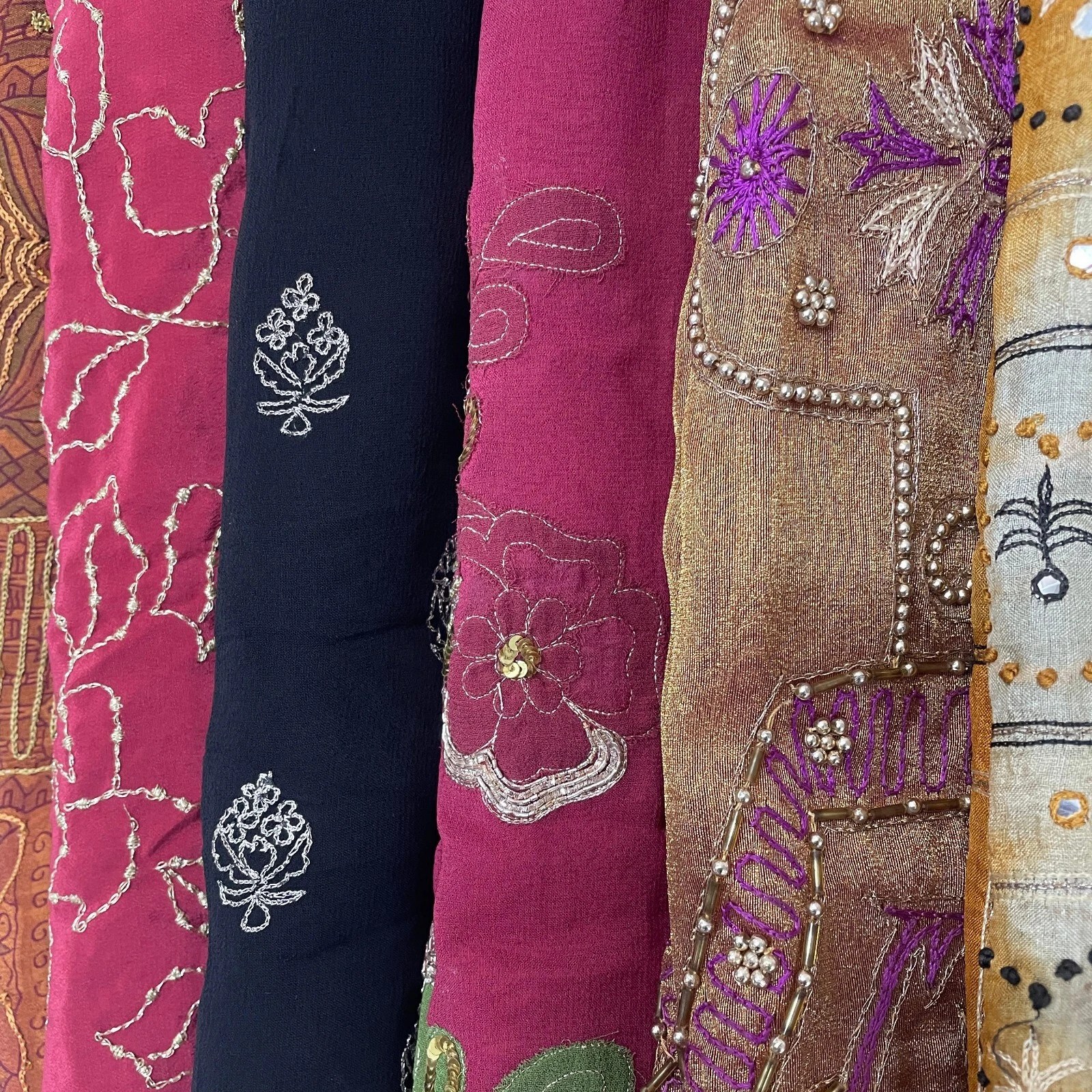 Bæredygtigt saristof i bulk - Sanskriti Vintage genbrugssilkesarier til håndværk og projekter