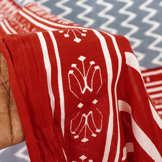 Sanskriti Vintage Sarees Gray & Red Pure Cotton Zig-Zag Lines Print 5+YD Sari