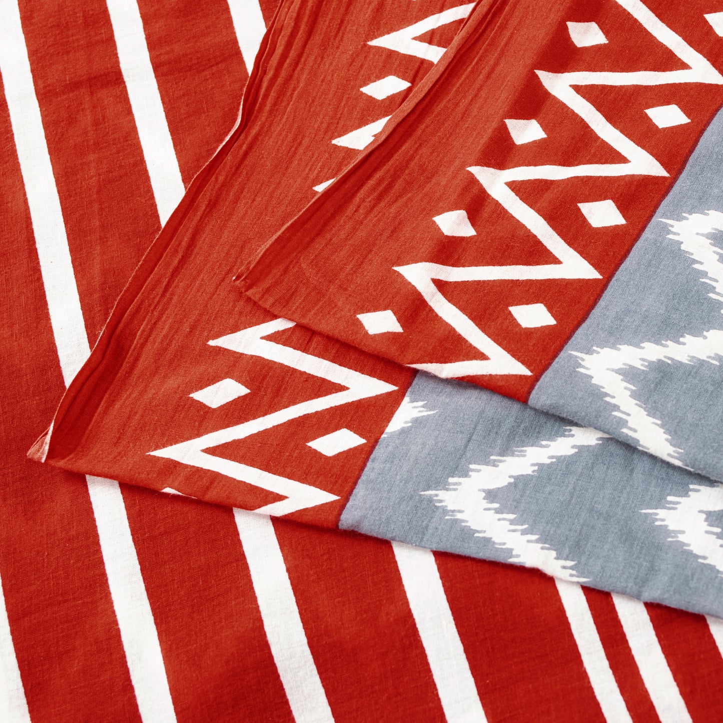 Sanskriti Vintage Sarees Gray & Red Pure Cotton Zig-Zag Lines Print 5+YD Sari
