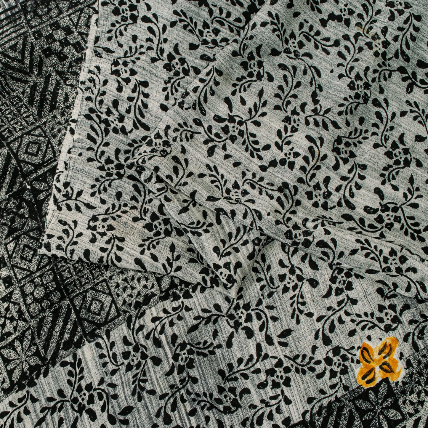 Sanskriti Vintage Black-White Soft Pure Crepe Sari Digital Printed Saree 5.5Yard