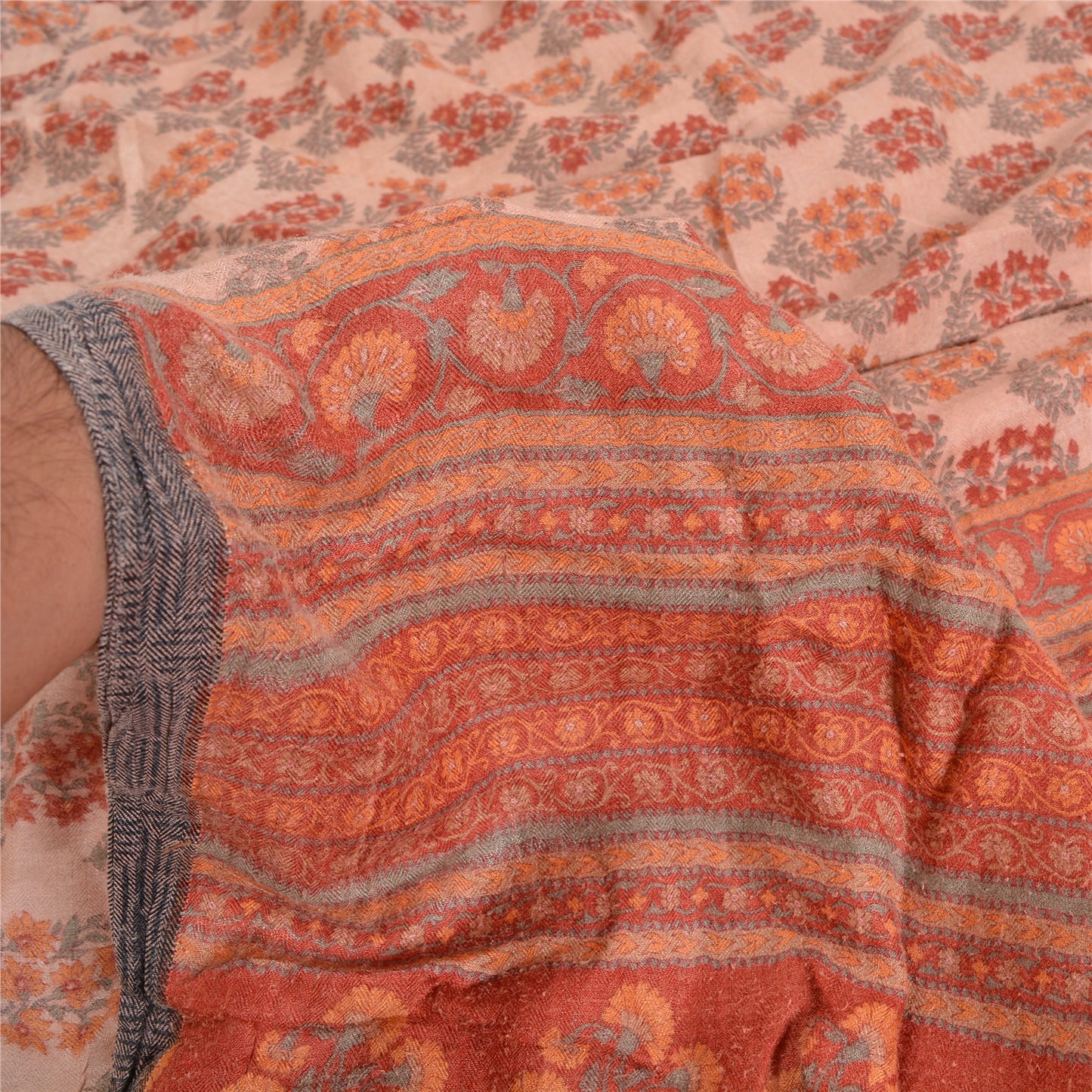 Sanskriti Vintage ferskenfarvet tung indisk sari med 100% ren uld og bæredygtigt stof. Trykt sari.