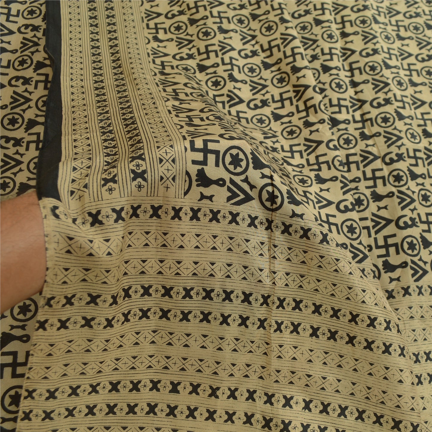 Sanskriti Vintage Sarees Beige Religiøse Symboler Trykt Ren Silke Sari Bæredygtigt Stof