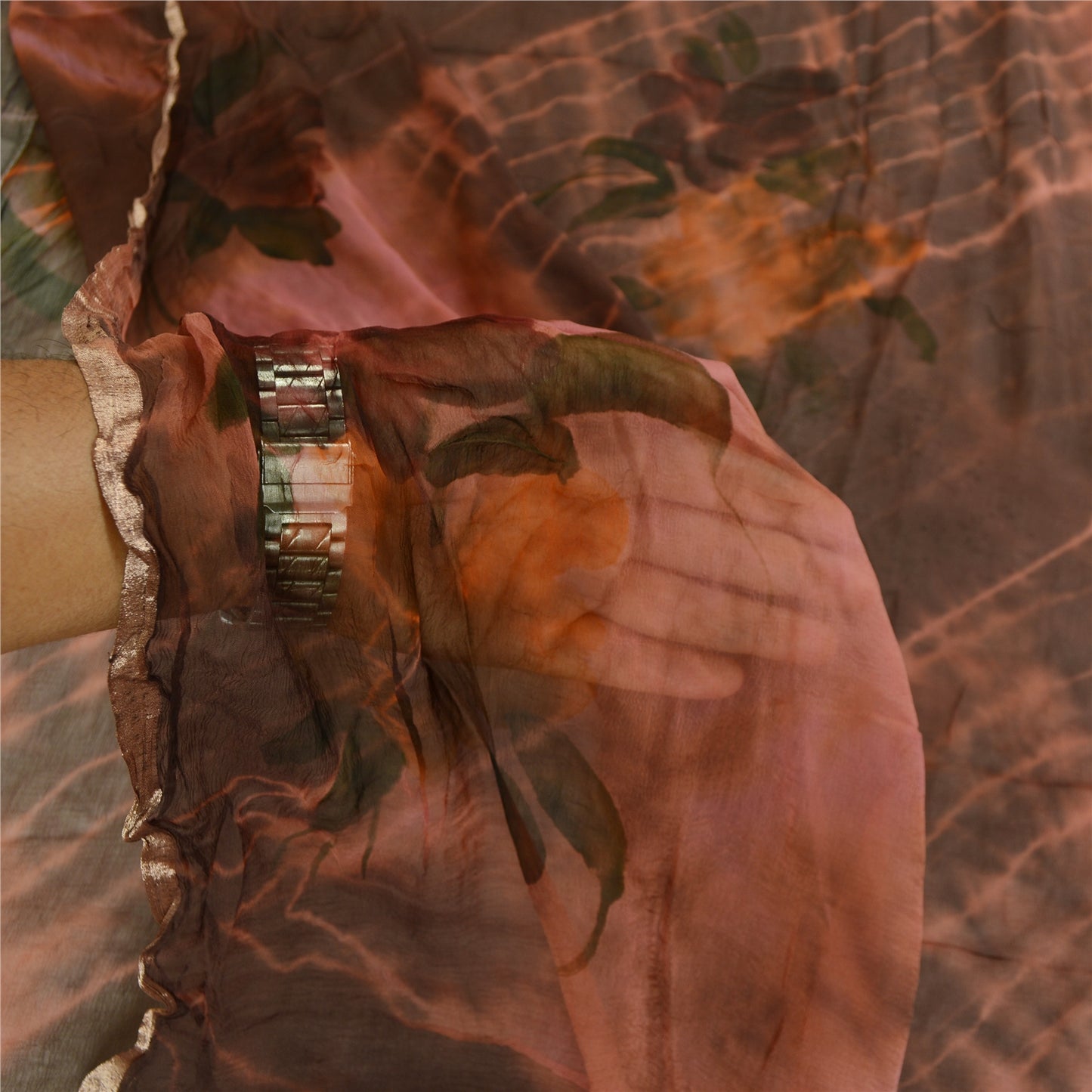 Сари в винтажном стиле на санскрите с рисунком в технике тай-дай из коричневого смесового жоржета с принтом для сари из экологически чистой ткани